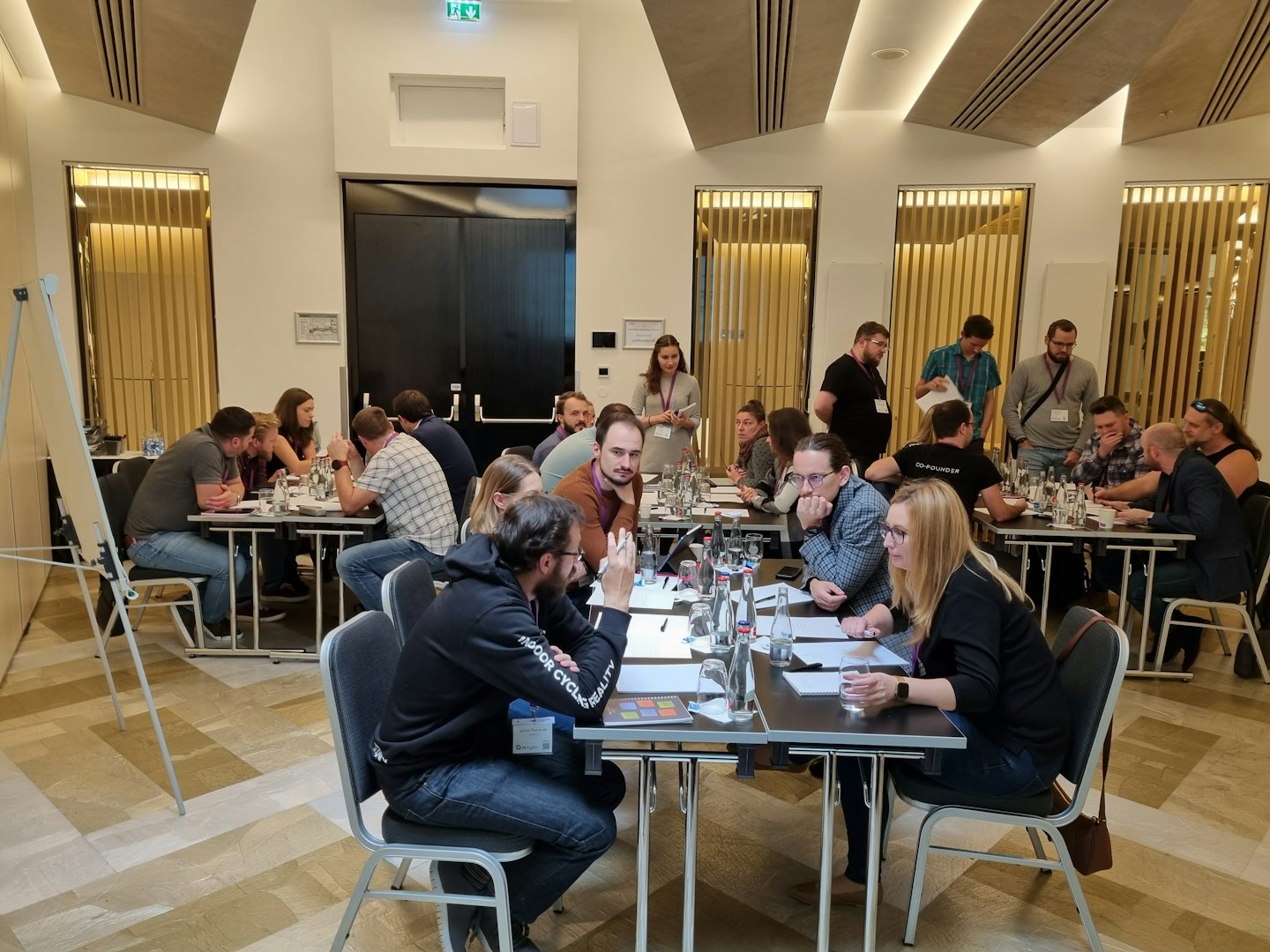 Erwachsene besuchen einen Business-Workshop an Tischen.